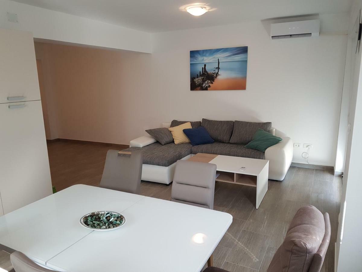 Apartments Eni Ловран Екстер'єр фото